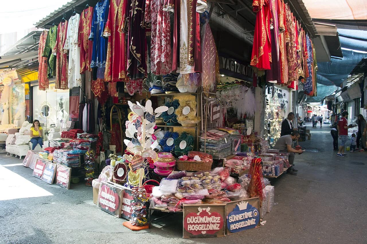 Izmir Markets: Kemeraltı Bazaar vs Alsancak Street Market