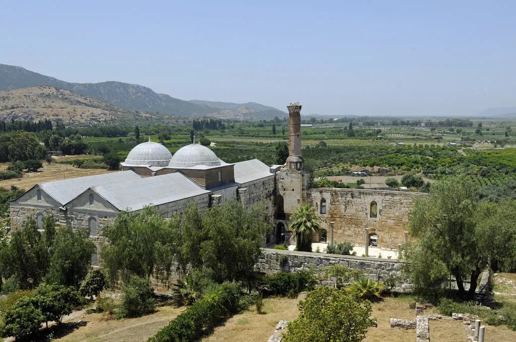 Mosques in Kuşadası: Kaleiçi Camii and Visiting Etiquette