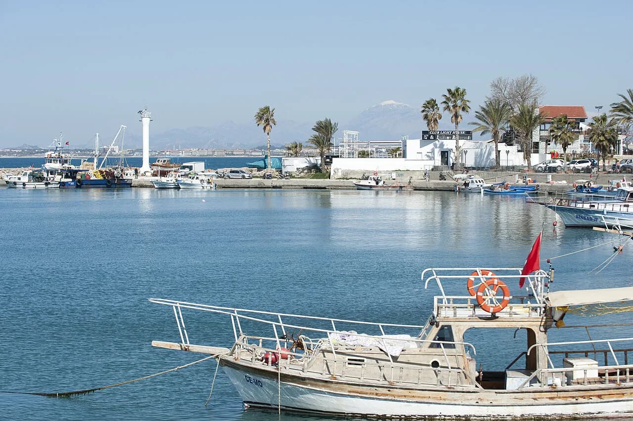 Side Harbour: The Old Port, Promenade and Ruins Around It