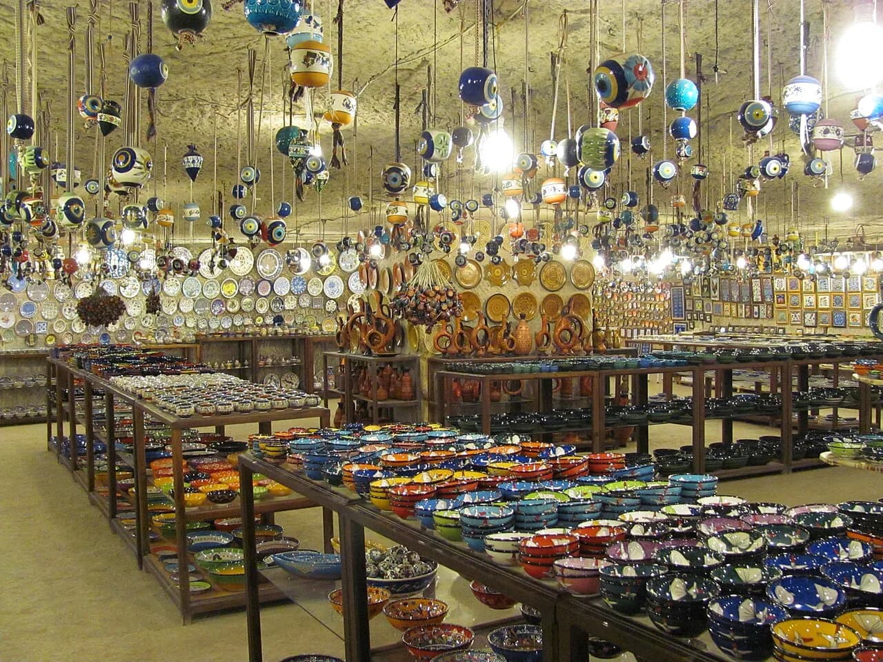 Turkish Ceramics: İznik Tiles, Patterns and What to Look For