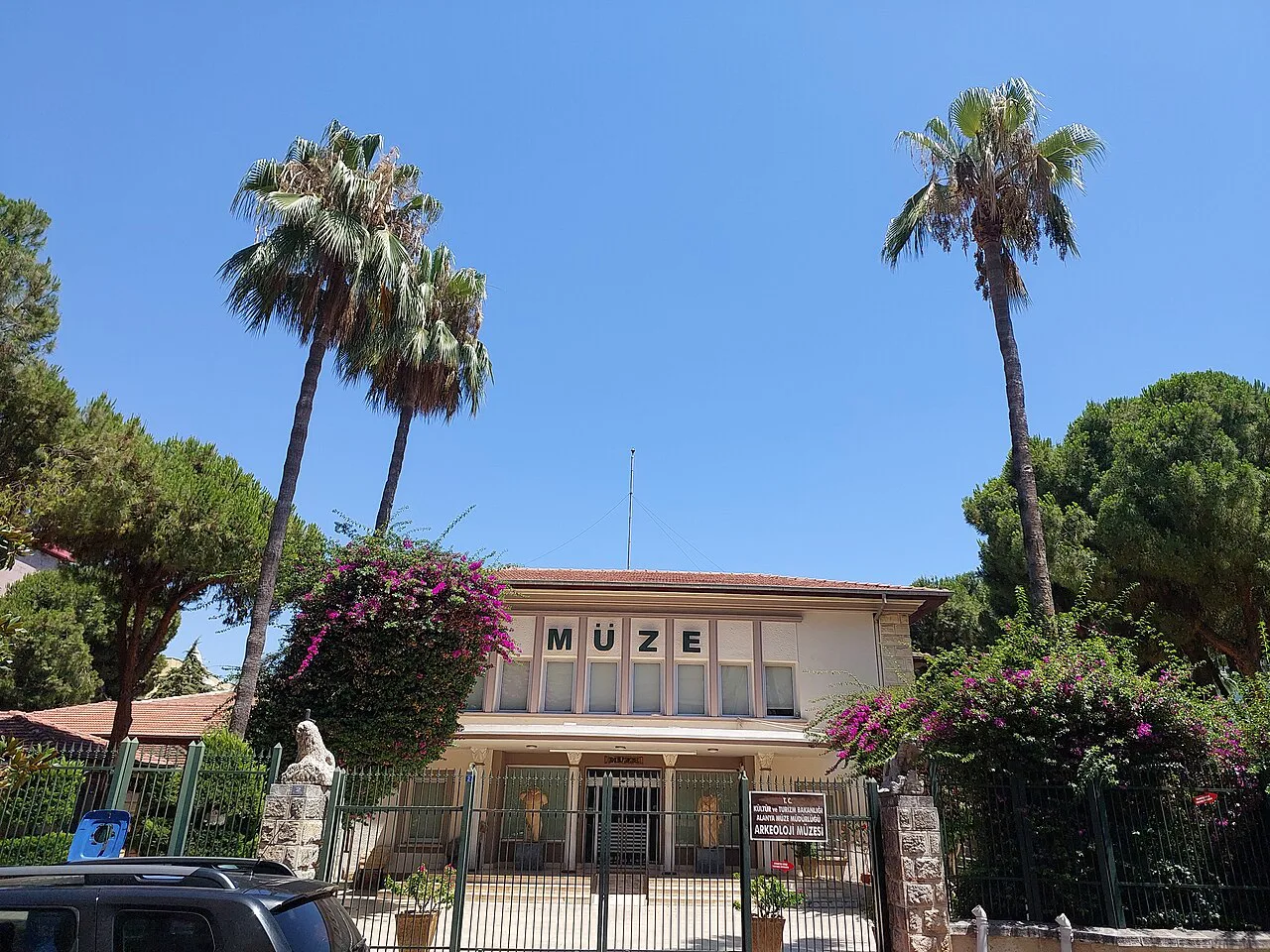 The Alanya Archaeological Museum building and its palm-shaded garden.