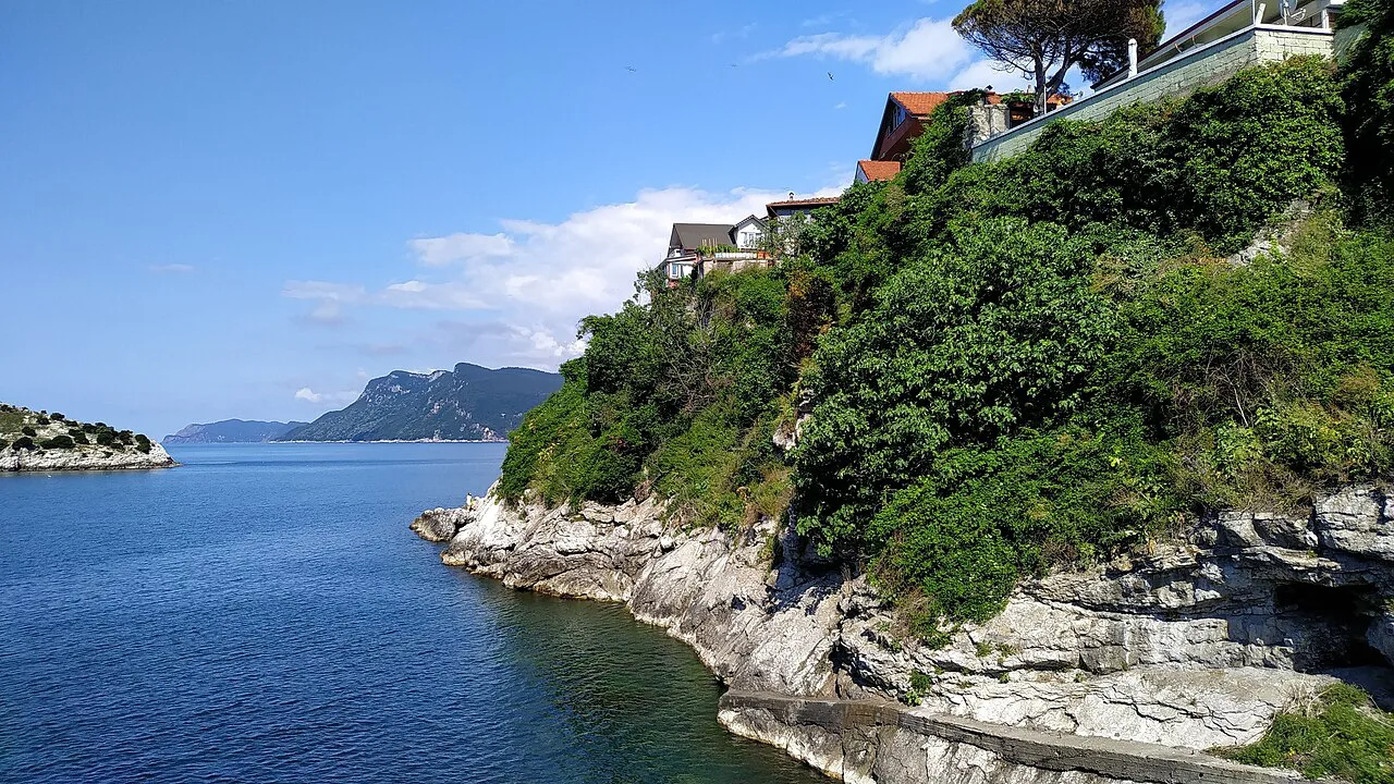 The green, rocky coastline at Amasra.
