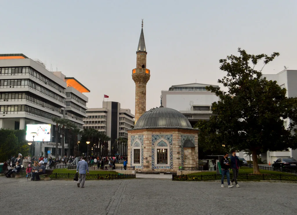 The small Konak Yalı Mosque in Konak Square, İzmir.
