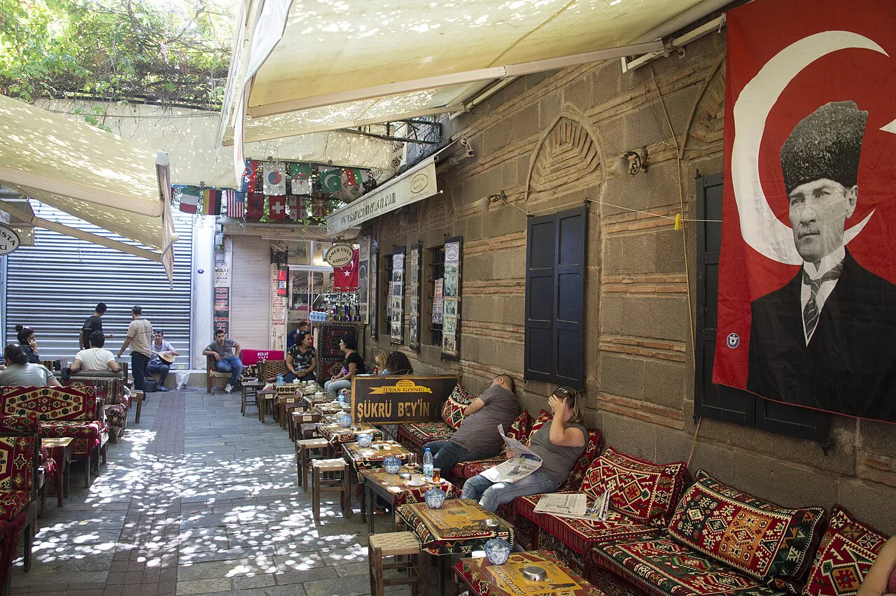 A café in the courtyard of İzmir's Yeni Kavaflar market building.
