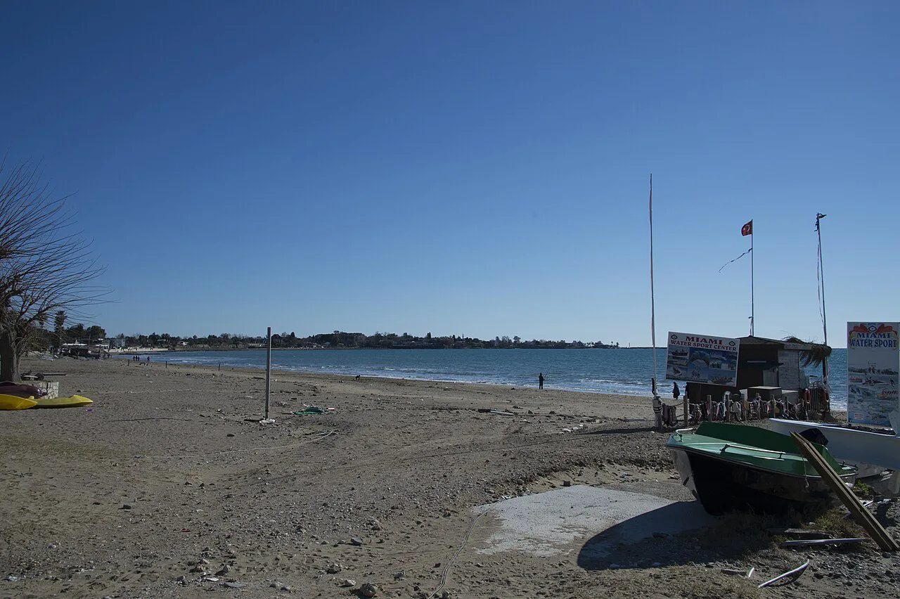 The sandy shoreline between Kumköy and the Side peninsula.