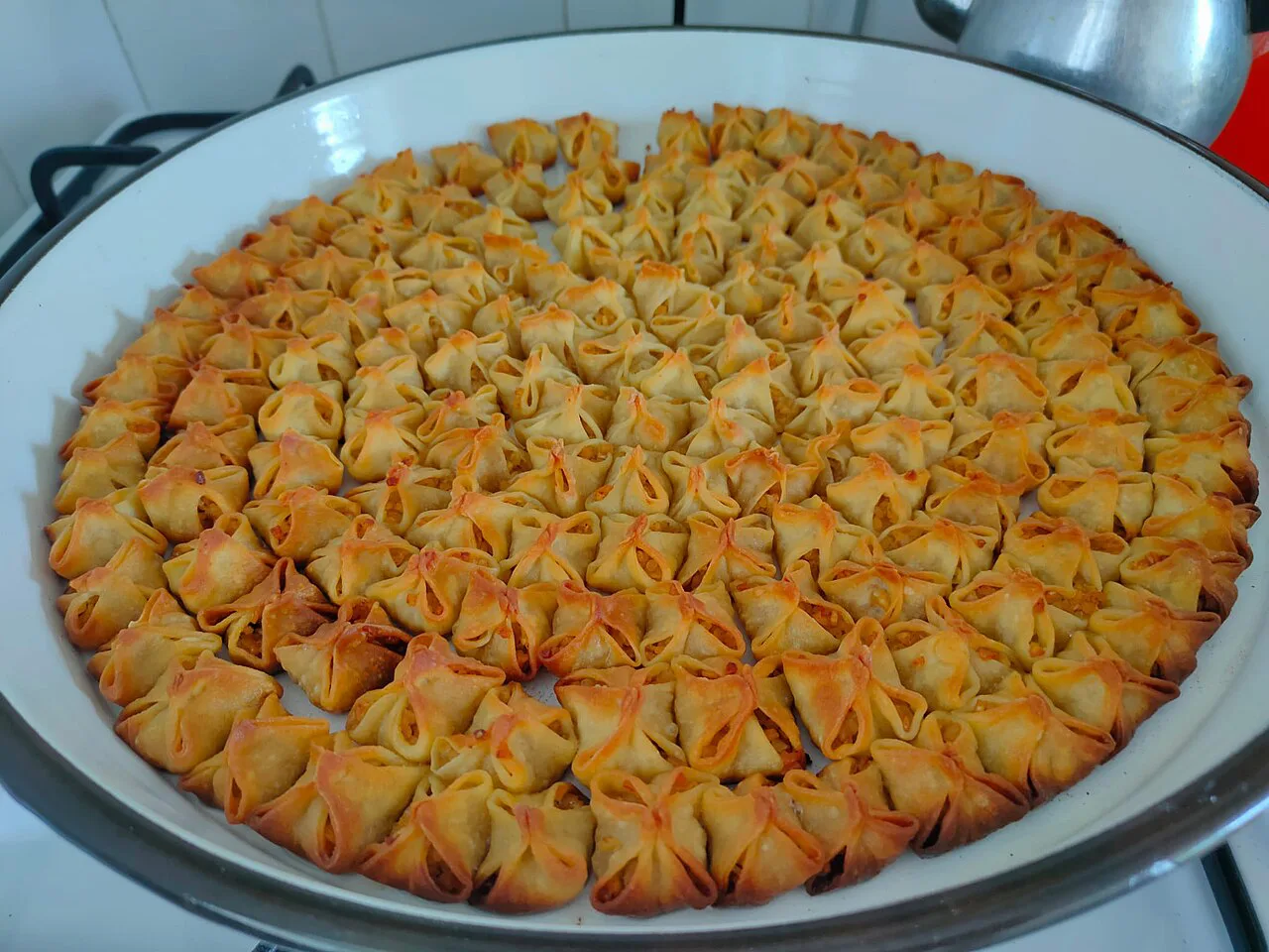 A tray of traditional Göceli mantı in Çanakkale.