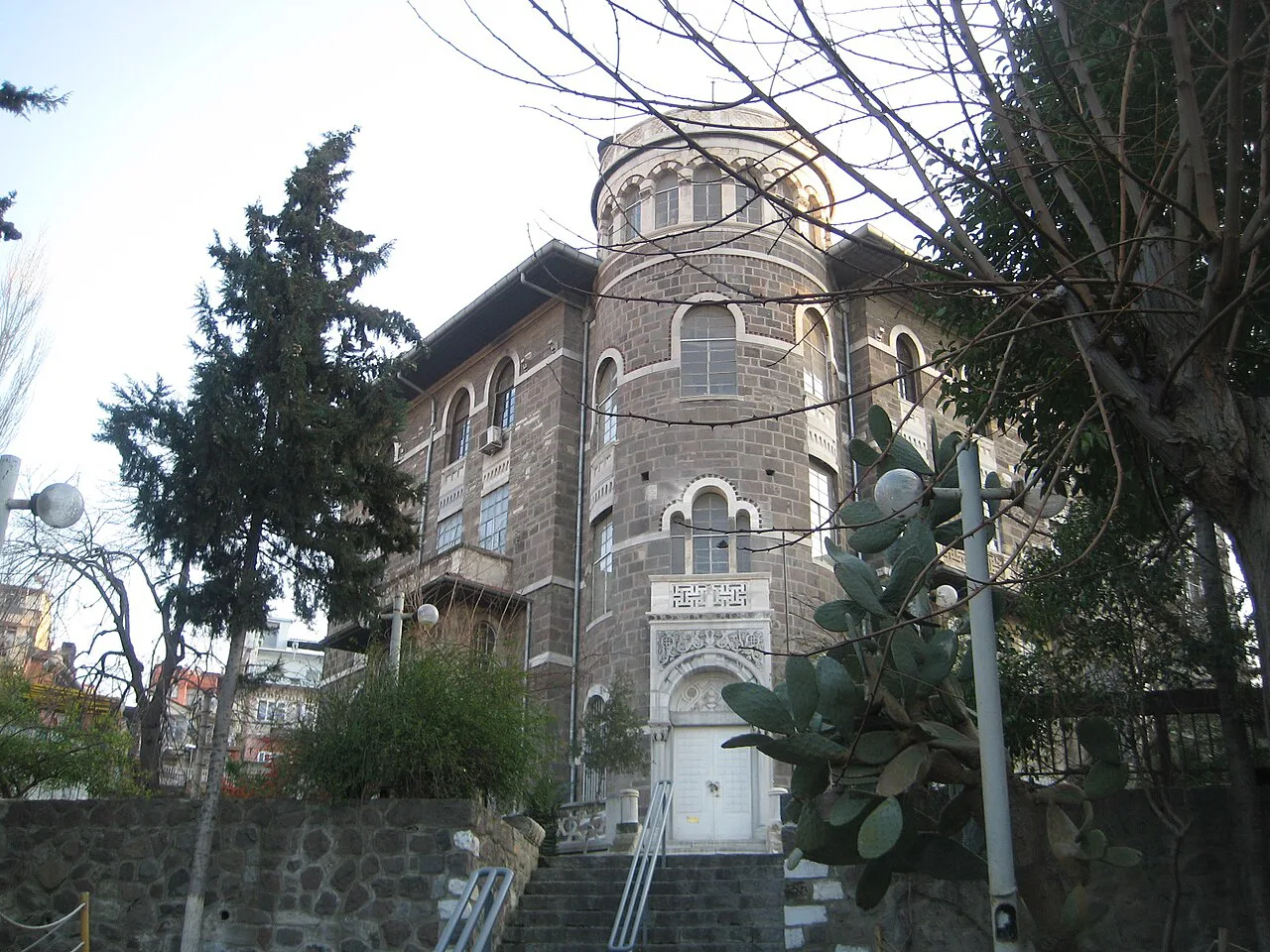 İzmir Ethnography Museum seen from the courtyard.