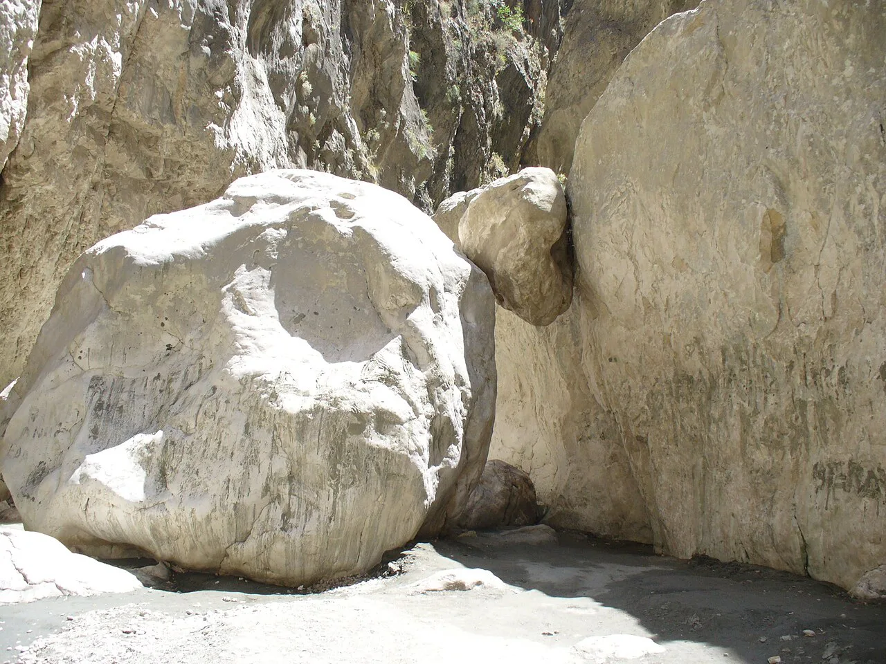 Water-smoothed boulders inside Saklıkent Gorge.