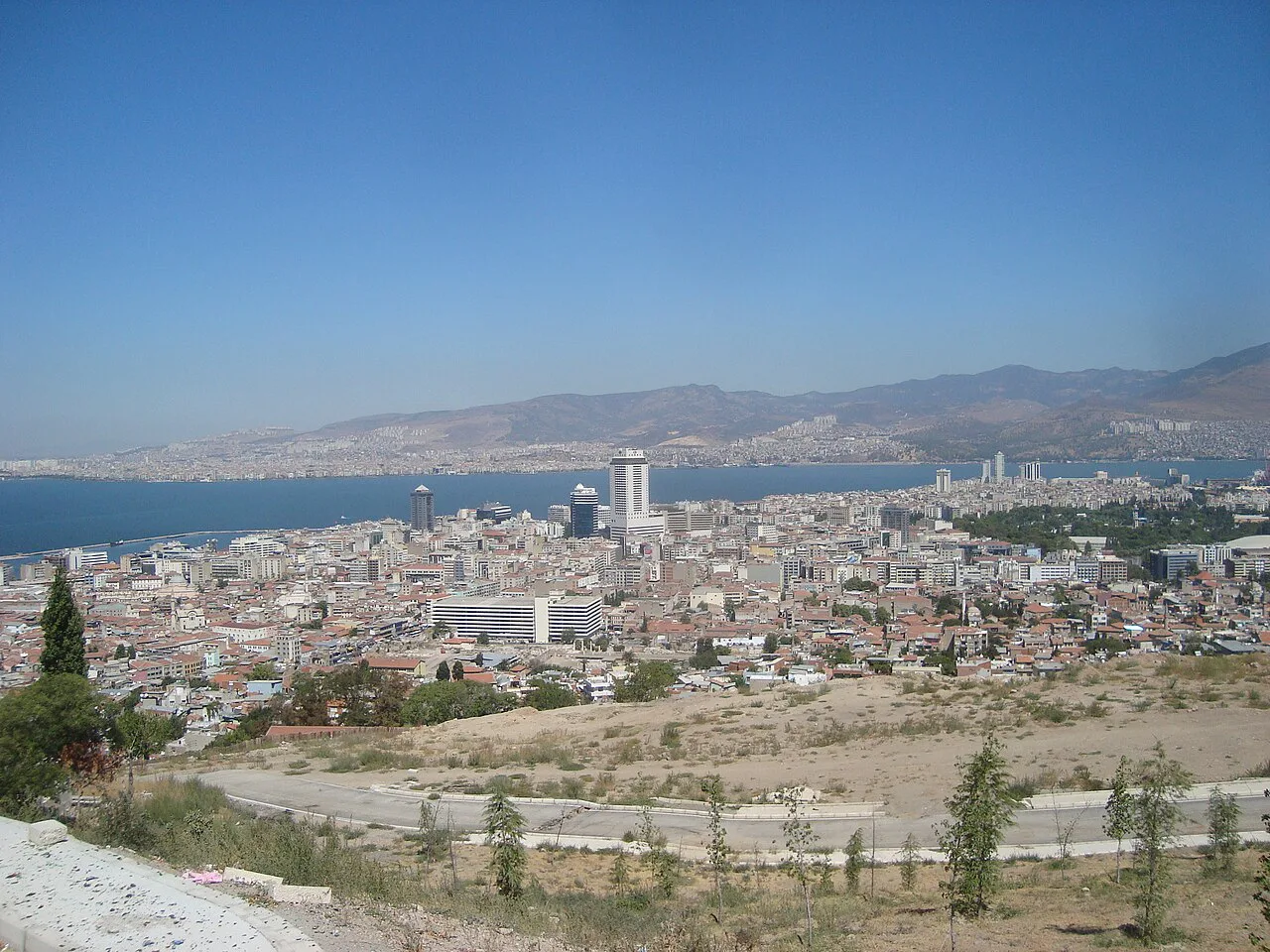 İzmir and its bay seen from a hillside.