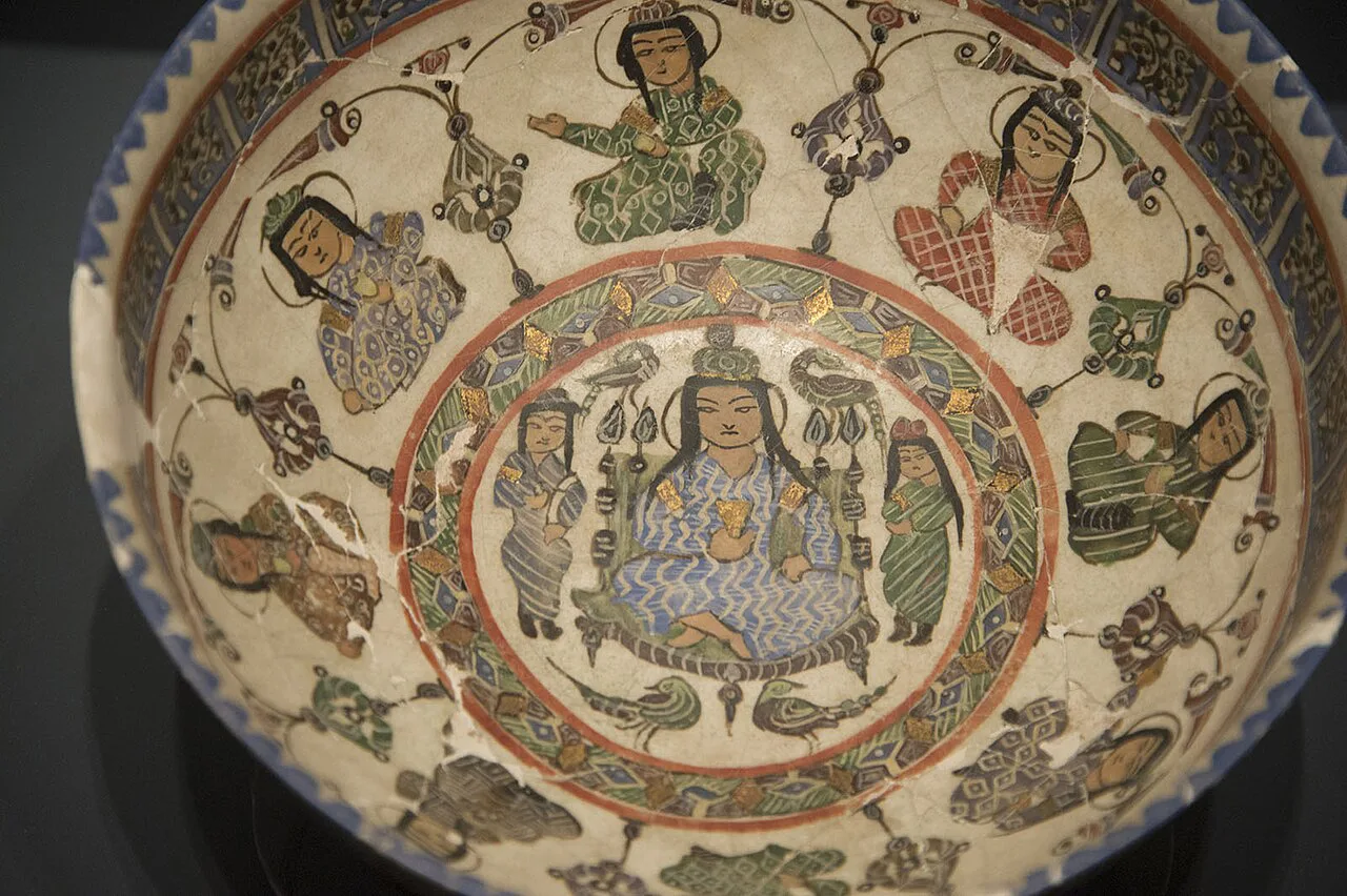A 12th–13th-century Seljuk ceramic bowl on museum display.